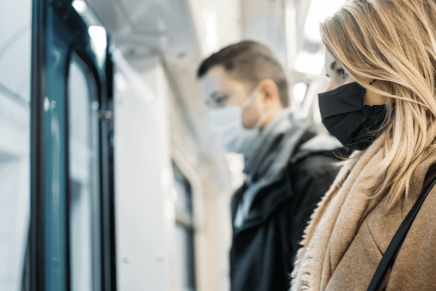 5 zasad pandemicznego savoir-vivre w pociągu